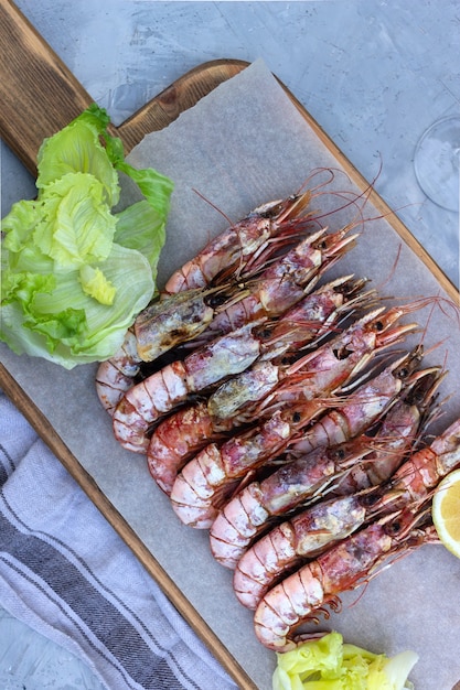 camarones grandes en una tabla de madera