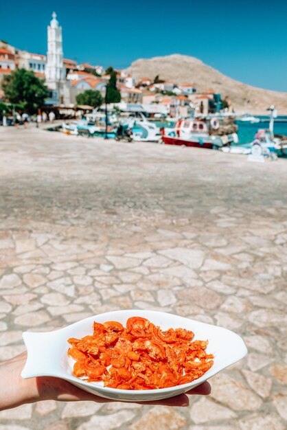 Camarones Halki frescos en plato blanco