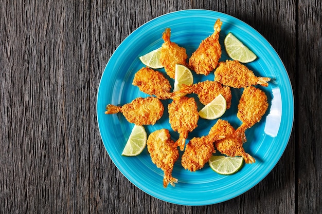 Camarones mariposa fritos crujientes en un plato azul