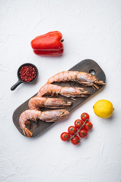 Camarones de mariscos en tabla de cortar de madera con varios ingredientes