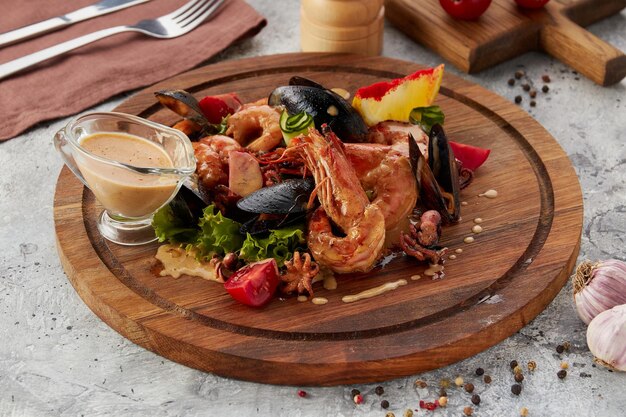 Camarones y mejillones de mariscos mixtos con salsa en el plato