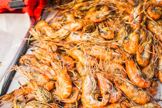 Camarones a la parrilla en una bandeja.