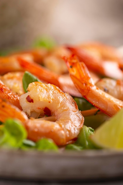 Camarones a la parrilla con ensalada en un plato