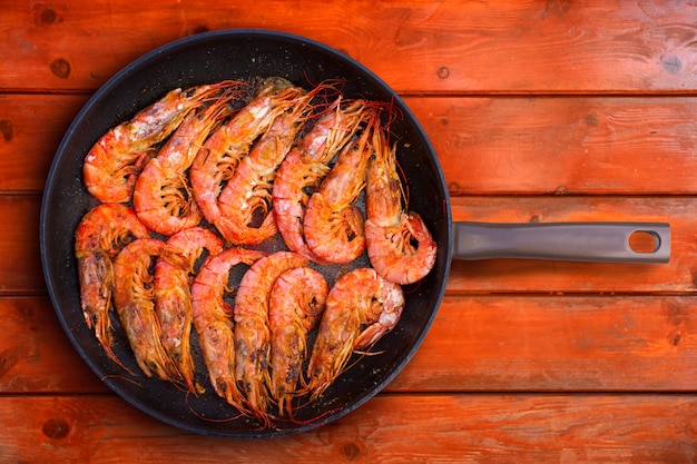 Camarones A La Parrilla De Mariscos En Sartén Redonda