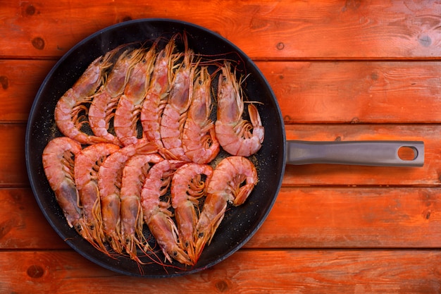 Camarones A La Parrilla De Mariscos En Sartén Redonda