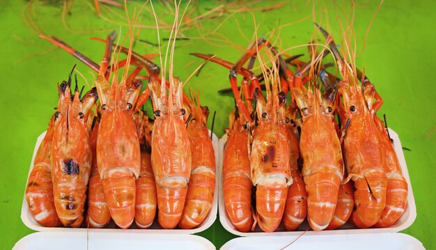 camarones a la parrilla en el mercado