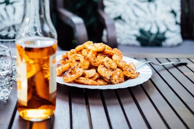 Camarones a la parrilla o langostinos en un plato en la terraza al aire libre mariscos a la parrilla para asar al picnic