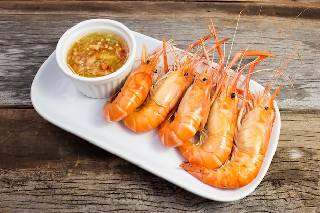 Camarones a la parrilla en un plato blanco.