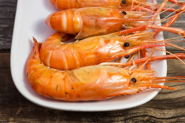 Camarones a la parrilla en un plato blanco.