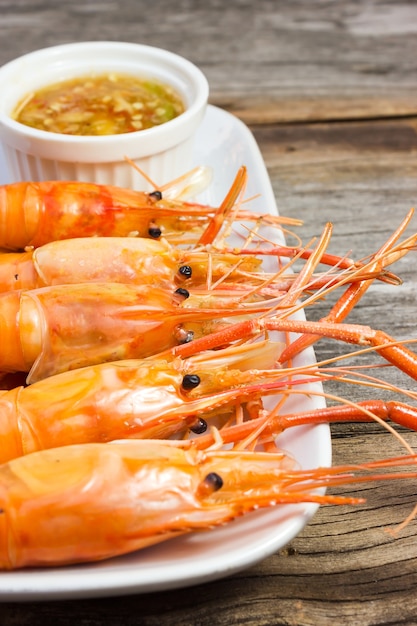 Camarones a la parrilla en un plato blanco.