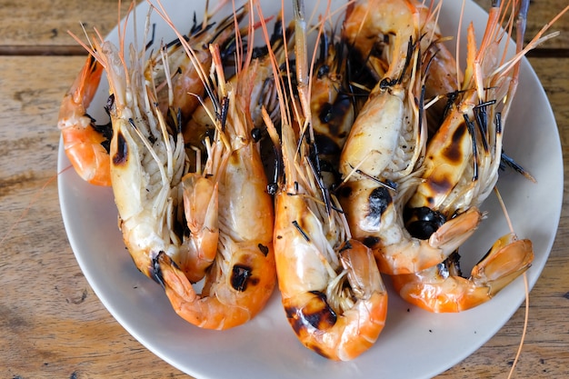 Camarones a la parrilla en un plato sobre la mesa