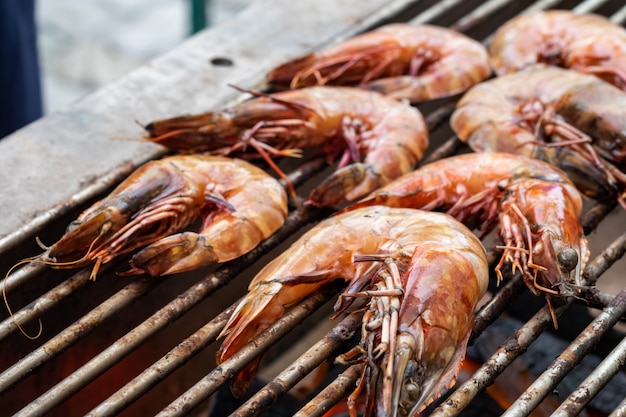 Camarones a la parrilla sobre la parrilla en llamas.