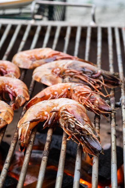 Camarones a la parrilla sobre la parrilla en llamas.