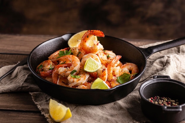 Camarones a la parrilla con verduras y ajo en una sartén