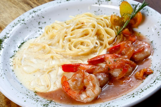 Camarones con pasta y vino blanco