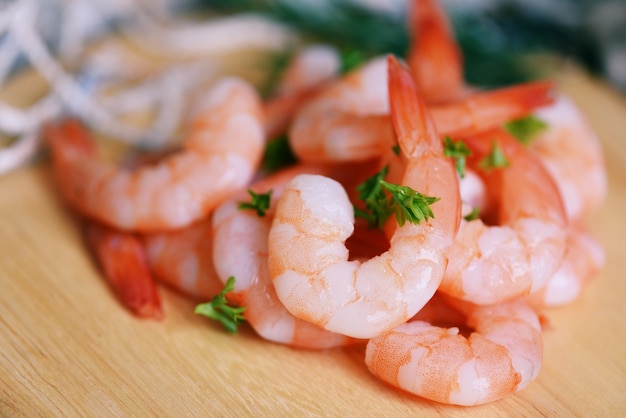 Foto camarones pelados en madera blanca listos para cocinar, camarones frescos, camarones, mariscos, camarones hervidos