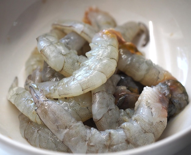 Camarones pelados en un tazón blanco