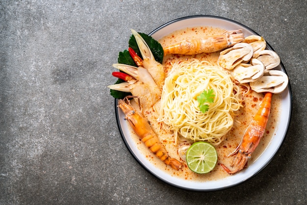 camarones picantes pasta de espagueti (Tom Yum Goong)