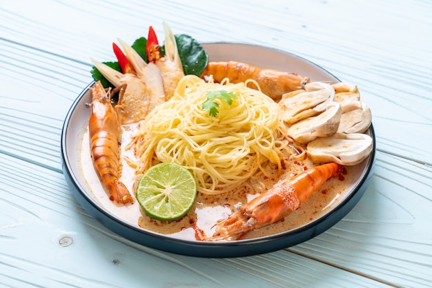 camarones picantes pasta de espagueti (Tom Yum Goong)