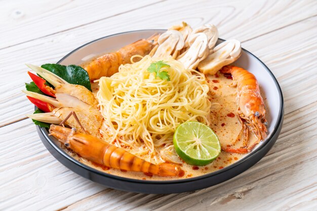 camarones picantes pasta de espagueti (Tom Yum Goong)