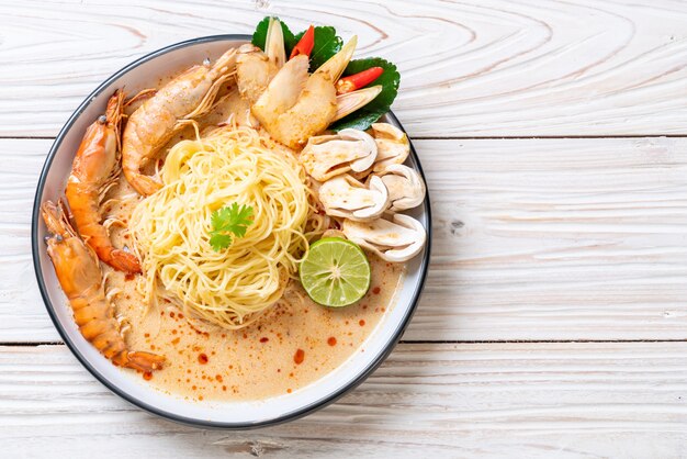 camarones picantes pasta de espagueti (Tom Yum Goong)