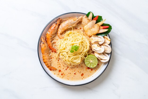 camarones picantes pasta de espagueti (Tom Yum Goong)