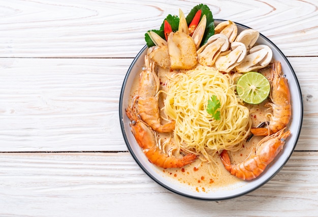 camarones picantes pasta de espagueti (Tom Yum Goong)