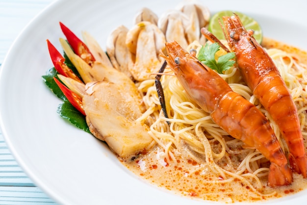 camarones picantes pasta de espagueti (Tom Yum Goong)