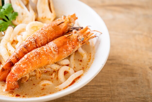 camarones picantes udon fideos ramen (Tom Yum Goong)