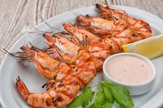 Camarones a la plancha con salsa