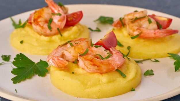 Camarones y polenta - fodmap dash dieta plato sin gluten, vista lateral