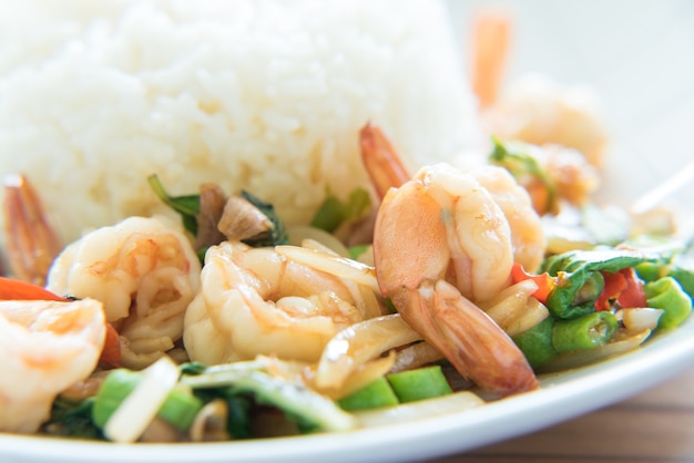 Camarones revueltos y arroz de albahaca