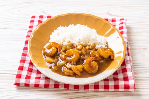 Camarones en salsa de curry sobre arroz