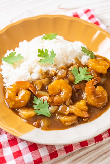 Camarones en salsa de curry sobre arroz