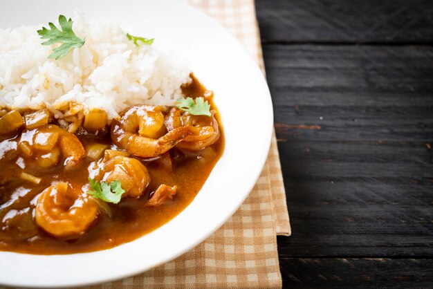 Camarones en salsa de curry sobre arroz