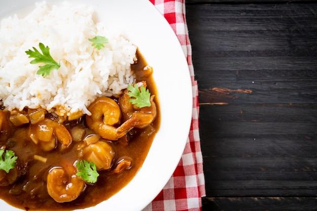 Camarones en salsa de curry sobre arroz