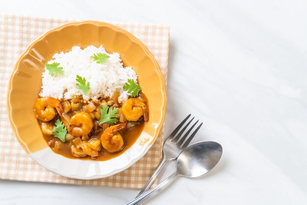 Camarones en salsa de curry sobre arroz