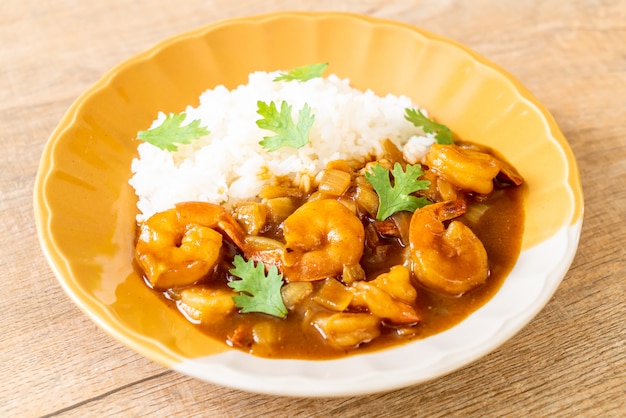 Camarones en salsa de curry sobre arroz