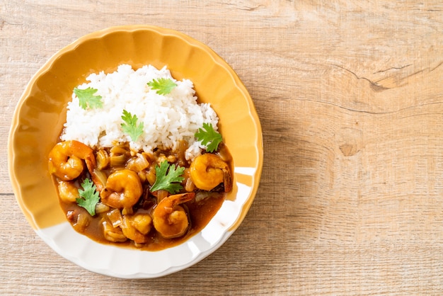 Camarones en salsa de curry sobre arroz