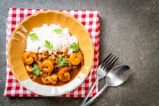 Camarones en salsa de curry sobre arroz