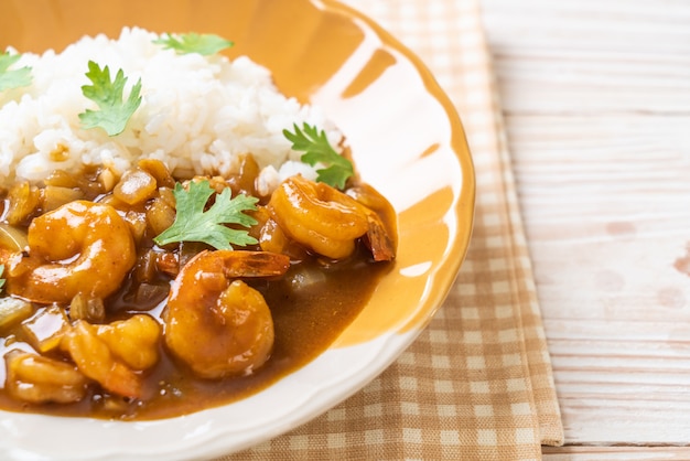 Camarones en salsa de curry sobre arroz