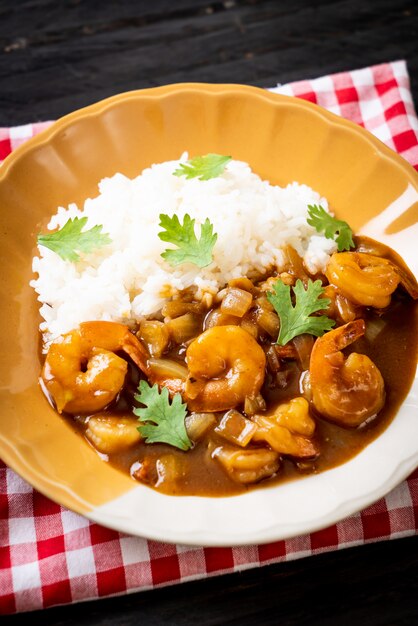 Camarones en salsa de curry sobre arroz