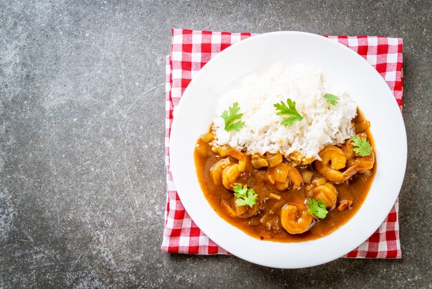 Camarones en salsa de curry sobre arroz