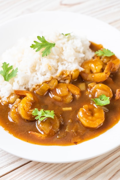 Camarones en salsa de curry sobre arroz