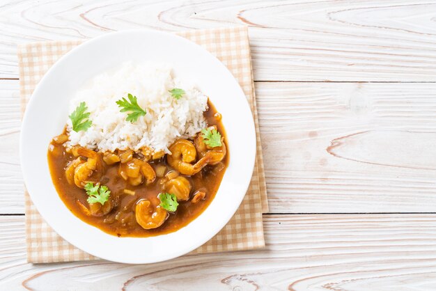 Camarones en salsa de curry sobre arroz