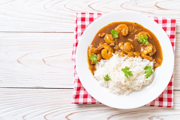 Camarones en salsa de curry sobre arroz