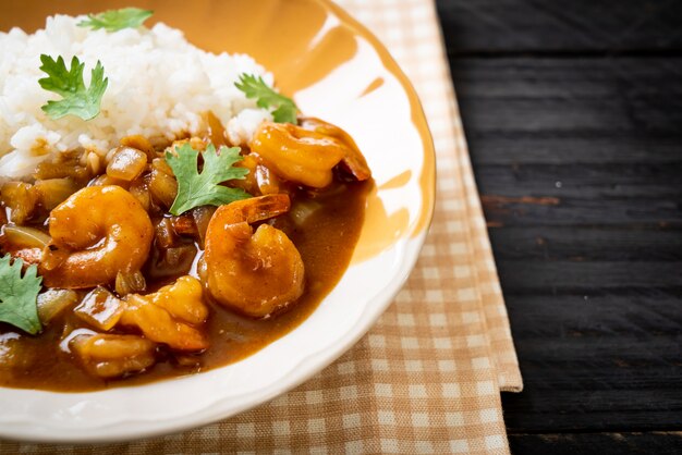 Camarones en salsa de curry sobre arroz