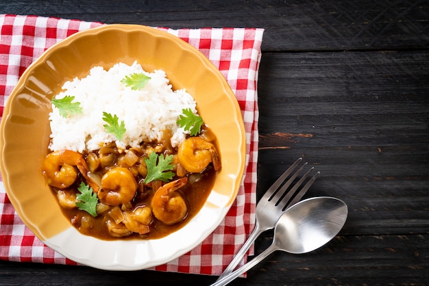 Camarones en salsa de curry sobre arroz