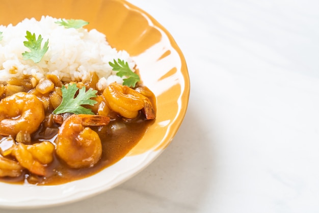 Camarones en salsa de curry sobre arroz