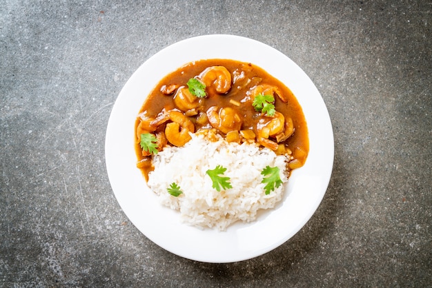 Camarones en salsa de curry sobre arroz